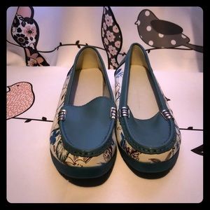 Women’s two-toned loafers